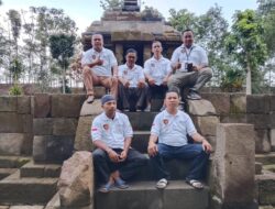 Asyiknya Menunggu Magrib, Pimpinan Umum Media Online CyberTNI.id Ngabuburit di Candi Klero Tengaran