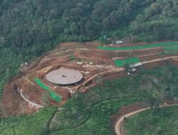RAKYAT PROTES PROYEK BETONISASI DIDUGA MERUSAK LAHAN TEH DAN TEBANG POHON DAERAH RESAPAN AIR