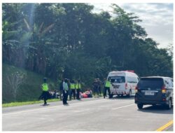 Pemudik Alami Kecelakaan Tunggal, Polwan Pospam KM 445 Berikan Pertolongan