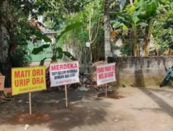 WARGA PROTES BAU KANDANG TERNAK BABI MULYODADI AREA PEMUKIMAN