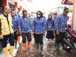 Wabup Mimik Idayana Sidak Banjir di SMPN 2 Tanggulangin