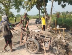 Babinsa Koramil 0817/03 Kedamean dan Warga Gelar Karya Bakti pengerjaan Tanggul Penahan Tanah