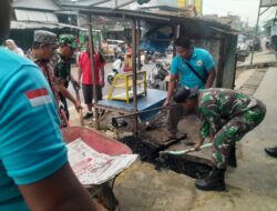 Babinsa Koramil 0829-17/Tanjung Bumi Bersama Muspika Gelar Jum’at Bersih di Sekitar Pasar Tanjung Bumi