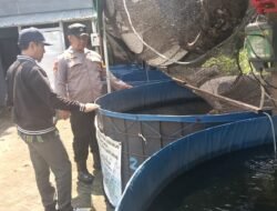 Bhabinkamtibmas Desa Balonggabus Tinjau Ketahanan Pangan Lewat Budidaya Ikan Lele