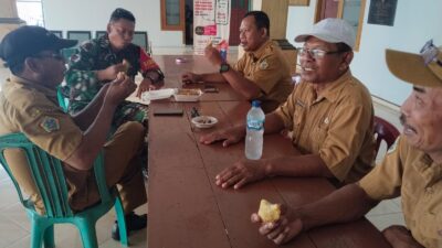 Babinsa Menganti Jalin Sinergi Lewat Komsos Bersama Perangkat Desa Domas