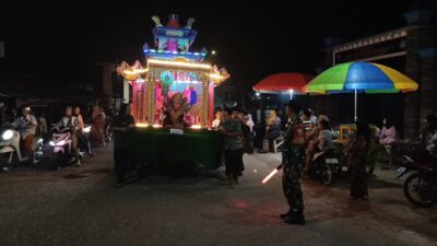 Sambut Tahun Baru Islam di Desa Parseh, Babinsa Koramil 0829-02/Socah Amankan Pawai Lampion
