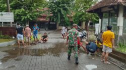 Babinsa Koramil 0817/05 Kota Gresik Gelar Komsos dan Bakti Sosial Bersama Warga Tlogopatut