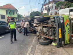 Kurang Konsentrasi, Sebuah Truk Ekspedisi Paket Alami Kecelakaan Tunggal
