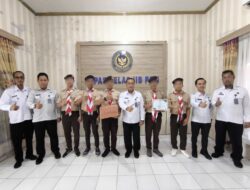 Jeruji Tak Menghalangi Prestasi, Penyerahan Piagam Penghargaan Kepada Tim Pramuka WBP Lapas Kelas IIB Pati