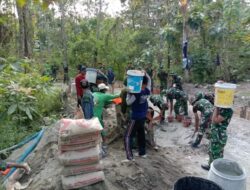 Melaksanakan Kegiatan TMMD Ke- 125, Anggota Koramil 0814-17 Wonosalam Gotong Royong Karya Bakti Bersama Warga