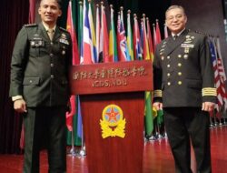 Dua Perwira TNI Lulus Pendidikan Defence and Strategic Studies Course di China