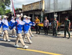 RIBUAN WARGA SURUH TURUN KE JALAN! TNI-POLRI KAWAL GERAK JALAN HUT KE-80 RI DI TRENGGALEK