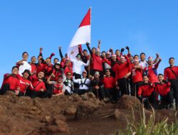 RANGKAIAN HUT REPUBLIK INDONESIA KE-80, POLRES SEMARANG KIBARKAN BENDERA MERAH PUTIH DI PUNCAK GUNUNG UNGARAN