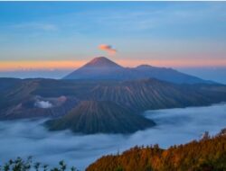 KONDISI MASIH AKTIF GUNUNG SEMERU DI JAWA TIMUR KETINGGIAN 3.676 MDPL