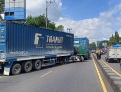Tak kuat nanjak, truk trailer tutup jalur utama Ungaran.