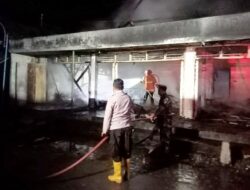 Dini Hari Mencekam di Kampak: Dua Toko Terbakar, TNI-Polri-Damkar Bergerak Cepat Padamkan Api