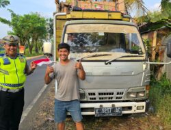 ‘Polantas Menyapa’, Polisi Di Jepara Bagikan Bendera Merah Putih Ke Pengendara