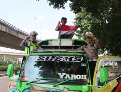 POLRESTABES SEMARANG BAGIKAN 200 BENDERA MERAH PUTIH UNTUK PENGEMUDI TRUCK DI JALAN ARTERI YOS SUDARSO
