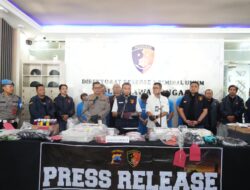 Polda Jateng Tangkap Enam Pelaku Sindikat Pembuat dan Pengedar Uang Palsu; Dua Bulan Beroperasi Cetak 4000 Lembar Uang Rp. 100 Ribu