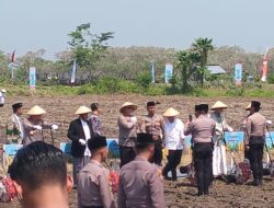 KAPOLRI TANAM JAGUNG DI LAHAN MILIK PONPES TEBUIRENG, KOMITMEN DUKUNG KETAHANAN PANGAN NASIONAL