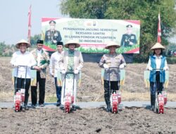 WUJUDKAN SWASEMBADA PANGAN, POLRI GANDENG PONPES TANAM JAGUNG SERENTAK DI LAHAN PONPES TEBUIRENG JOMBANG