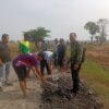 WARGA DESA KENDALSARI DAN TEGALSARI BARAT GOTONG ROYONG PERBAIKI JALAN RUSAK BERTAHUN-TAHUN 