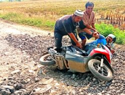 BARU DIPERBAIKI, JALAN JRAKAH – DRONJONG MAKAN KORBAN! WARGA TERIAK: “SEGERA ASPAL ! SEBELUM ADA KORBAN LAGI”