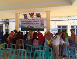 WARGA ANTUSIAS BELANJA DI BAZAR GERAKAN PANGAN MURAH, YANG DIGELAR POLRES JOMBANG BERSAMA PEMKAB JOMBANG DAN BULOG CABANG MOJOKERTO 