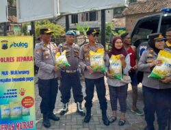 POLRES JEPARA DAN BULOG GELAR GERAKAN PANGAN MURAH, WARGA SERBU BERAS MURAH 