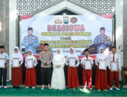 KAPOLRES JOMBANG BERIKAN BEASISWA KEPADA PUTRA-PUTRI PEGAWAI NEGERI PADA POLRI YANG BERPRESTASI