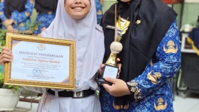 FALYSSA QUINN TERIMA PENGHARGAAN DARI KEPALA SEKOLAH 