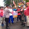 BABINSA DAN BHABINKAMTIBMAS DAMPINGI JALAN SEHAT YAYASAN AL KAUTSAR DALAM RANGKA HUT KE-80 KEMERDEKAAN RI.