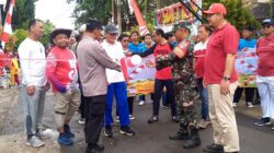 BABINSA DAN BHABINKAMTIBMAS DAMPINGI JALAN SEHAT YAYASAN AL KAUTSAR DALAM RANGKA HUT KE-80 KEMERDEKAAN RI.