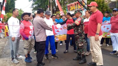 BABINSA DAN BHABINKAMTIBMAS DAMPINGI JALAN SEHAT YAYASAN AL KAUTSAR DALAM RANGKA HUT KE-80 KEMERDEKAAN RI.