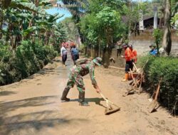 BANJIR RENDAM DESA NGARES TRENGGALEK, TNI-BPBD SIGAP BERSIHKAN LUMPUR PASCA GENANGAN