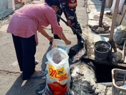 BABINSA PANJUNAN IKUT GOTONG ROYONG DALAM KERJA BAKTI SERENTAK DI LEMAHWUNGKUK 