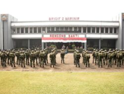 KOMANDAN BRIGIF 2 MARINIR TERIMA LATTEKPAS TARUNA AAL KORPS MARINIR 