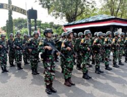 KOMANDAN BATALYON INFANTERI 5 MARINIR TERIMA Taruna AAL TINGKAT III ANGKATAN KE-72 KORPS MARINIR LAKSANAKAN LATTEKPAS 
