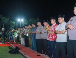 POLRES JOMBANG BERSAMA RATUSAN DRIVER OJOL GELAR SALAT GAIB DAN DOA BERSAMA UNTUK AFFAN KURNIAWAN 