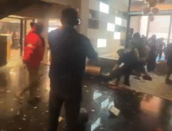 GEGER! RUMAH AHMAD SAHRONI DIGERUDUK MASSA, UANG BERSERAKAN HINGGA DIJARAH 