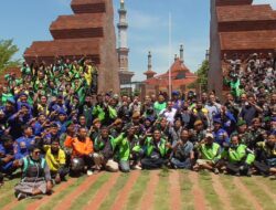 AKSI DAMAI OJOL DUKUNG KONDUSIFITAS, BERIKAN BUNGA KEPADA TNI-POLRI DI KOTA CIREBON 