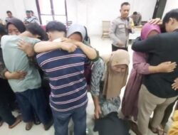 TANGIS HARU DI MAPOLRES JEPARA, REMAJA YANG TERLIBAT KERUSUHAN PULANG KE PELUKAN ORANG TUA 