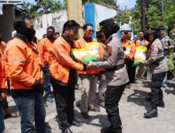 RATUSAN OJOL DI SRAGEN TERIMA BANTUAN BERAS DARI KAPOLRES SRAGEN 