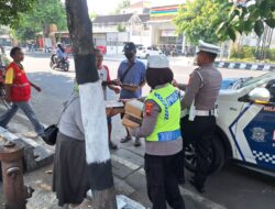 JUMAT BERKAH, KAPOLRES SRAGEN TEBAR KEBAIKAN UNTUK TUKANG PARKIR DAN PEMULUNG DI JALAN RAYA SUKOWATI 
