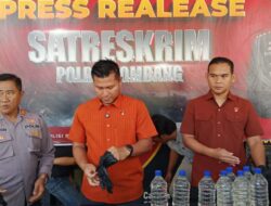 POLRES JOMBANG GAGALKAN PEREDARAN 115 BOTOL ARAK ILEGAL DARI PURWODADI 