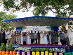 DALAM SUASANA PENUH KHIDMAT, SMP NEGERI 17 KOTA CIREBON PERINGATI MAULID NABI MUHAMMAD SAW DI LAPANGAN SEKOLAH