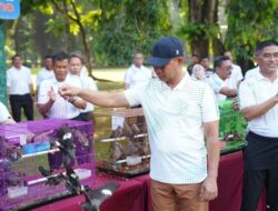 PANGLIMA TNI BAGIKAN 600 PAKET SEMBAKO DAN LEPAS 500 EKOR BURUNG DI MABES TNI