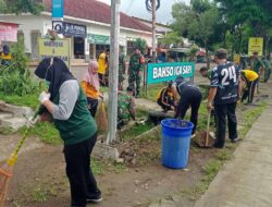 GOTONG ROYONG TNI-POLRI DAN WARGA MERIAHKAN HUT KE-80 TNI DI PASAR KARANGAN 