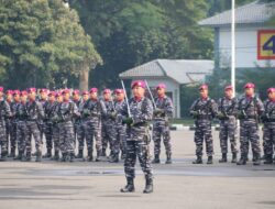 PRAJURIT YONIF 4 MARINIR RUTIN LAKSANAKAN UPACARA 17-AN SEBAGAI WUJUD JIWA NASIONALISME 