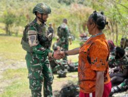 Hangatnya Kebersamaan TNI Bersama Warga Kampung Ginnik